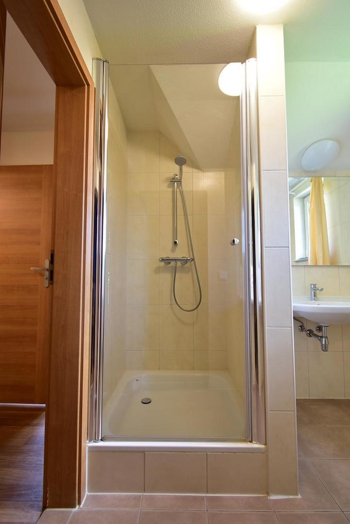 kaufen-freistehendes-ferienhaus-cochem-badezimmer-obergeschoss-und-private-sauna-recreatieadviseurs-vakantiehuistekoop-nl.jpg7
