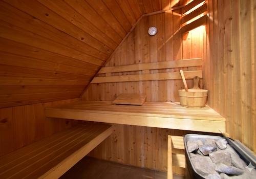 kaufen-freistehendes-ferienhaus-cochem-badezimmer-obergeschoss-und-private-sauna-recreatieadviseurs-vakantiehuistekoop-nl.jpg3