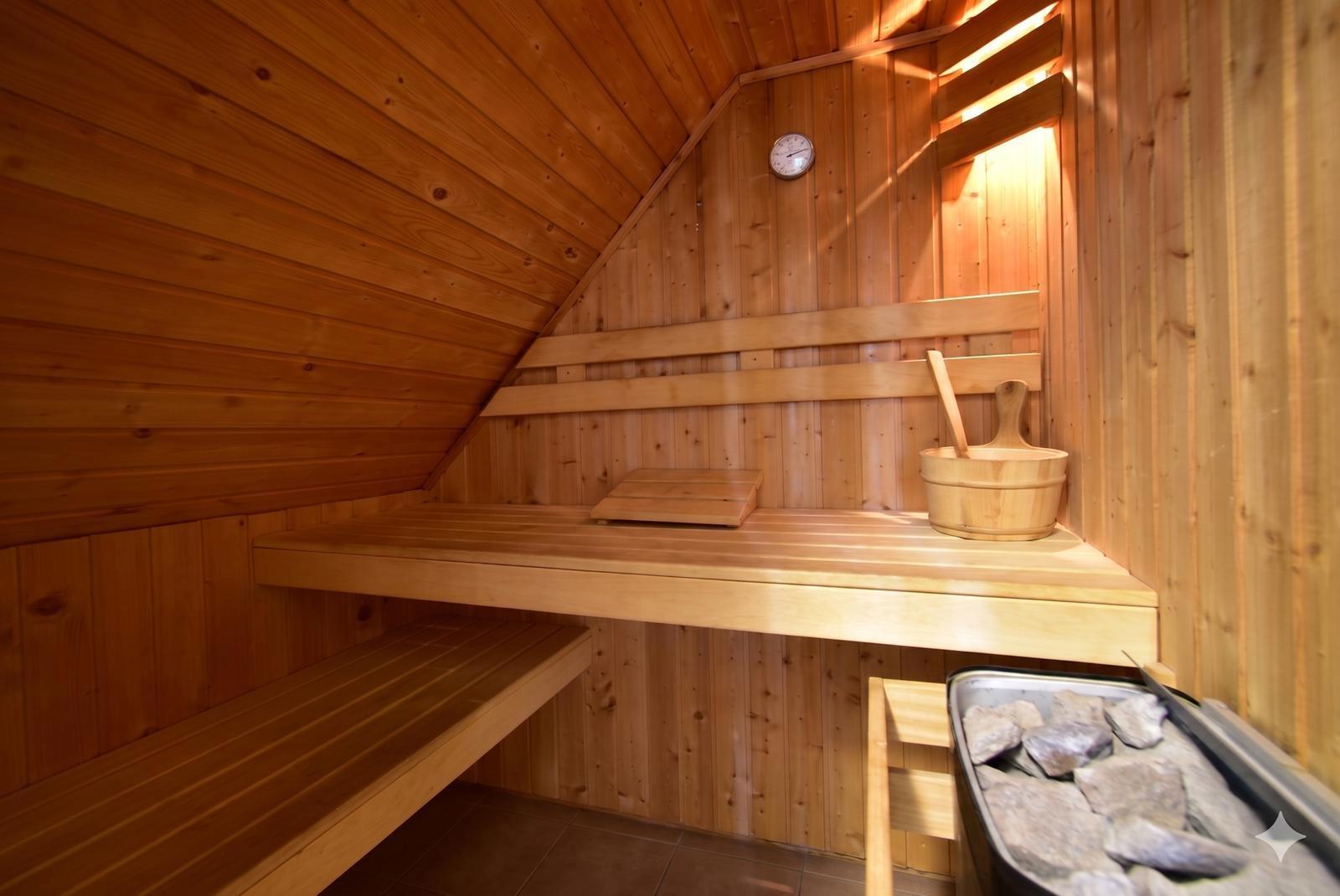 kaufen-freistehendes-ferienhaus-cochem-badezimmer-obergeschoss-und-private-sauna-recreatieadviseurs-vakantiehuistekoop-nl.jpg3