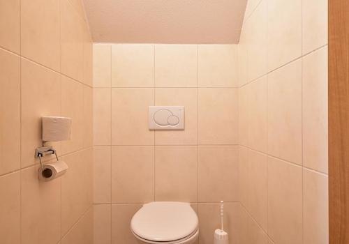 kaufen-freistehendes-ferienhaus-cochem-toilette-obergeschoss-separate-zweite-toilette-recreatieadviseurs-vakantiehuistekoop-nl.jpg