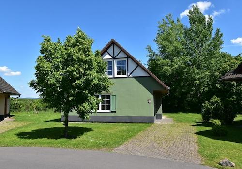 kaufen-freistehendes-ferienhaus-cochem-vorderseite-und-eigener-parkplatz-recreatieadviseurs-vakantiehuistekoop-nl.jpg3
