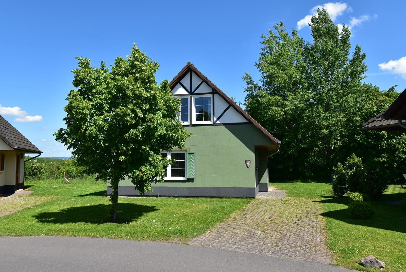 kaufen-freistehendes-ferienhaus-cochem-vorderseite-und-eigener-parkplatz-recreatieadviseurs-vakantiehuistekoop-nl.jpg3