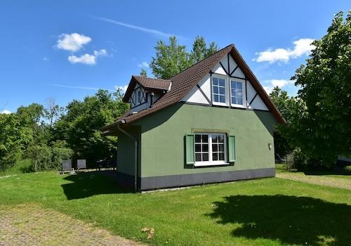 kaufen-freistehendes-ferienhaus-cochem-vorderseite-und-eigener-parkplatz-recreatieadviseurs-vakantiehuistekoop-nl.jpg5