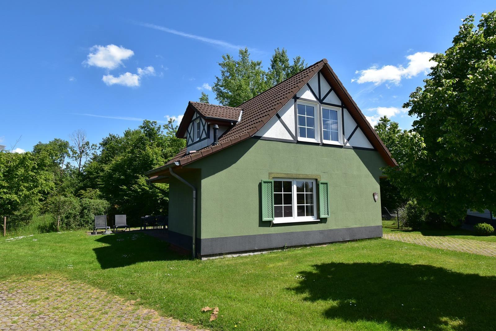 kaufen-freistehendes-ferienhaus-cochem-vorderseite-und-eigener-parkplatz-recreatieadviseurs-vakantiehuistekoop-nl.jpg5