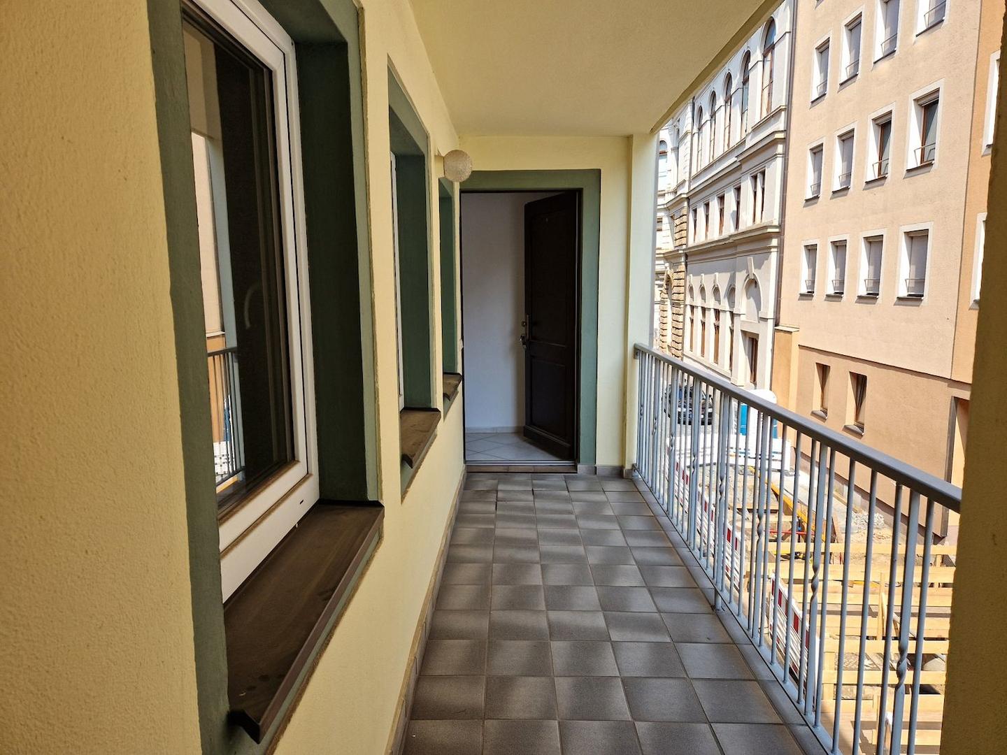 Eingang zur Wohnung über Laubengang