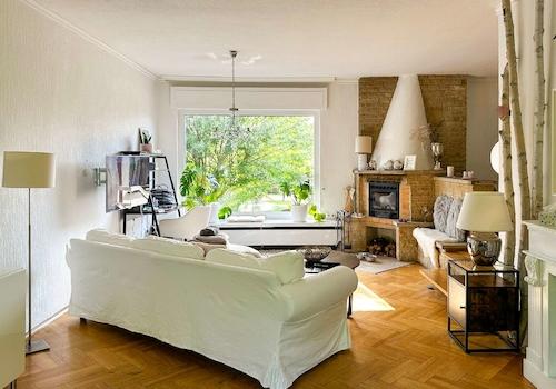 Wohnzimmer mit Kamin