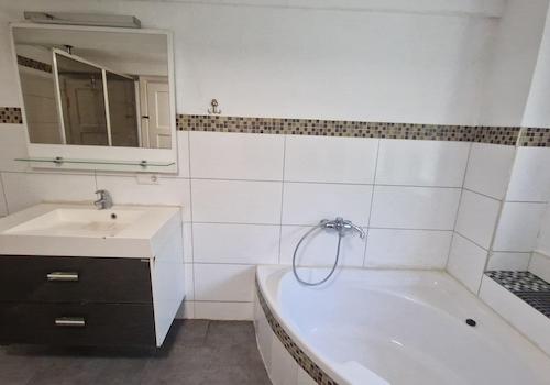 Wanne und Waschbecken unten