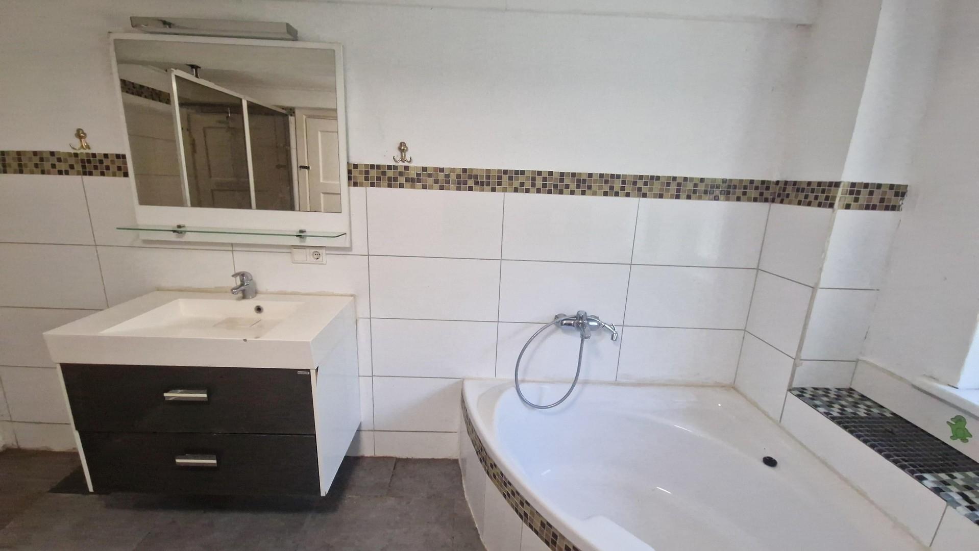 Wanne und Waschbecken unten