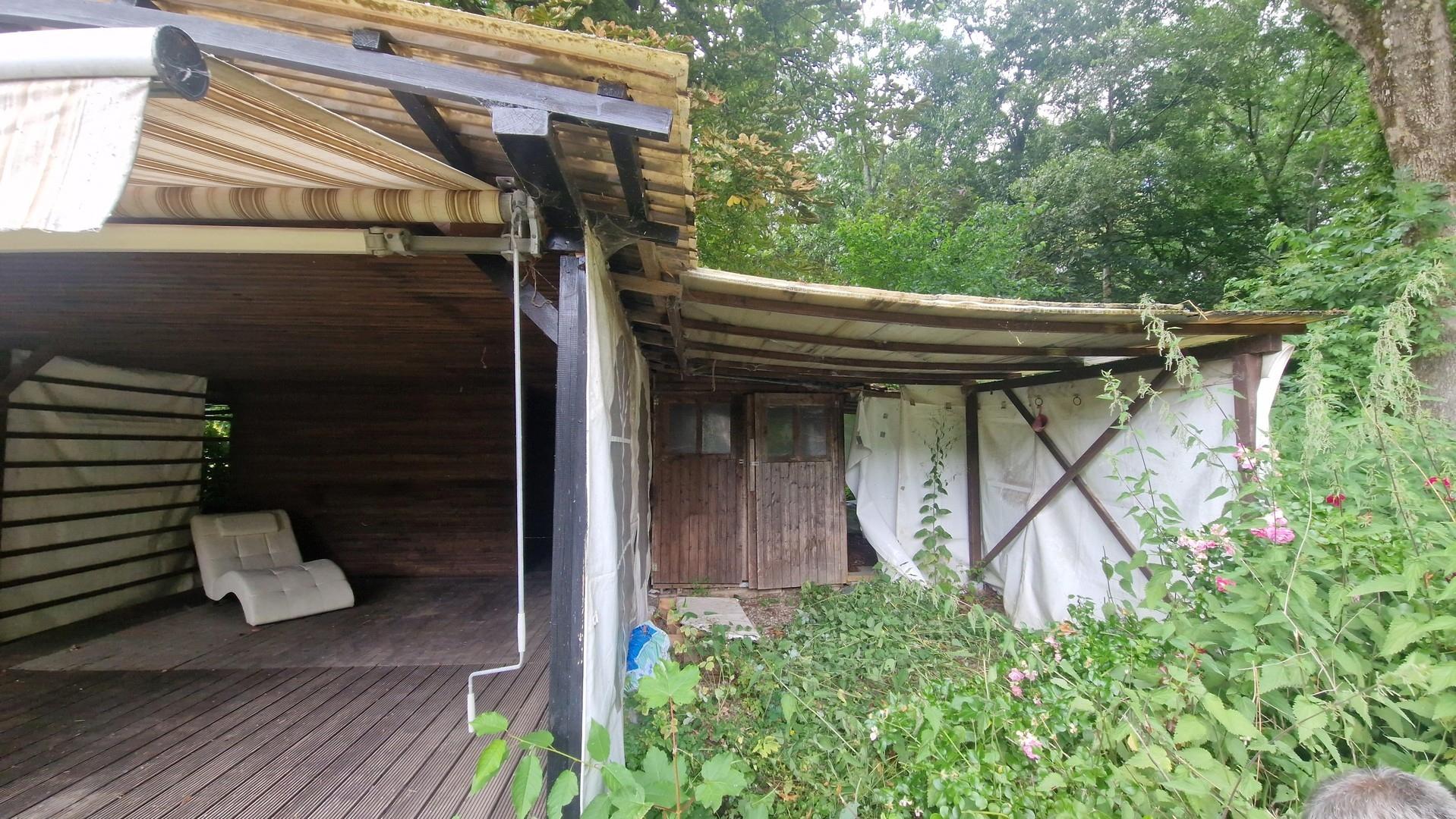Terasse und Holzschuppen