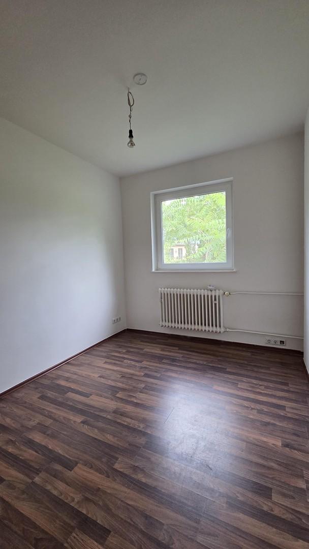 Blick in kleines Schlafzimmer 
