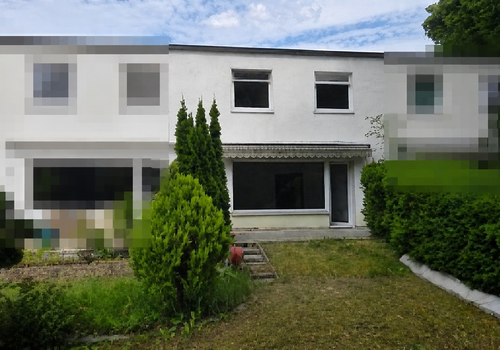 Blick vom Garten auf Terasse