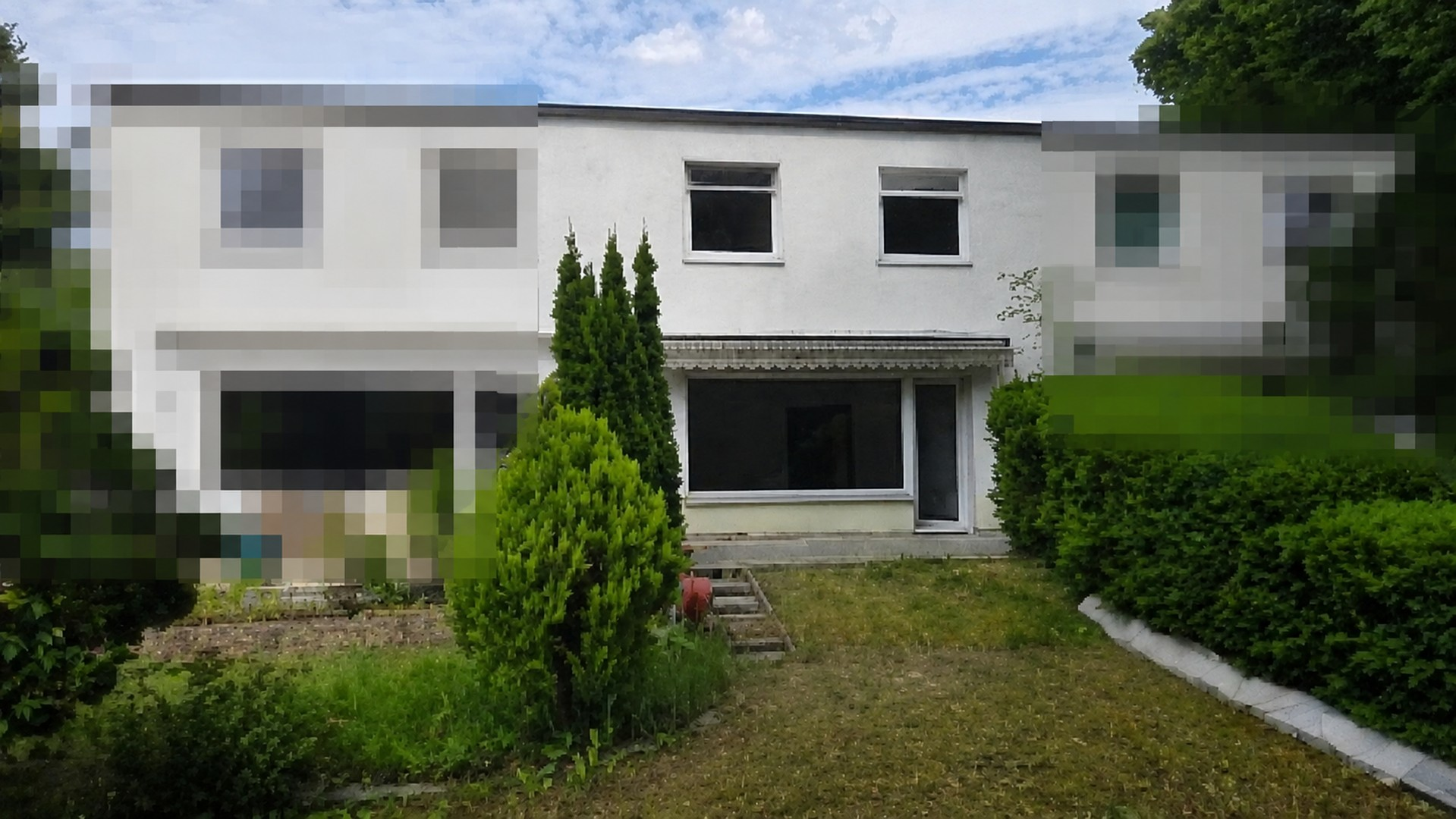 Blick vom Garten auf Terasse