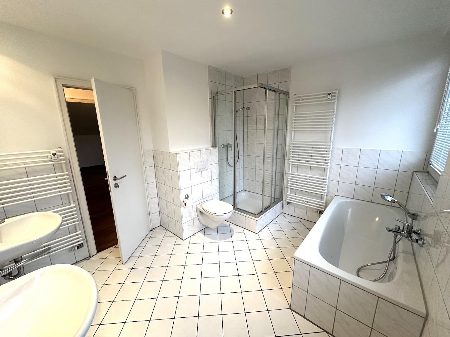 Bad mit Wanne und Fenster