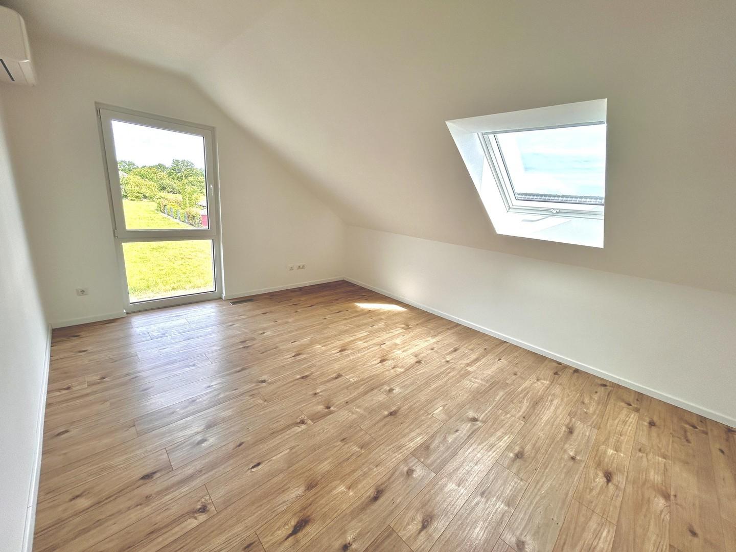 Kind 2: Dachfenster mit Rollo