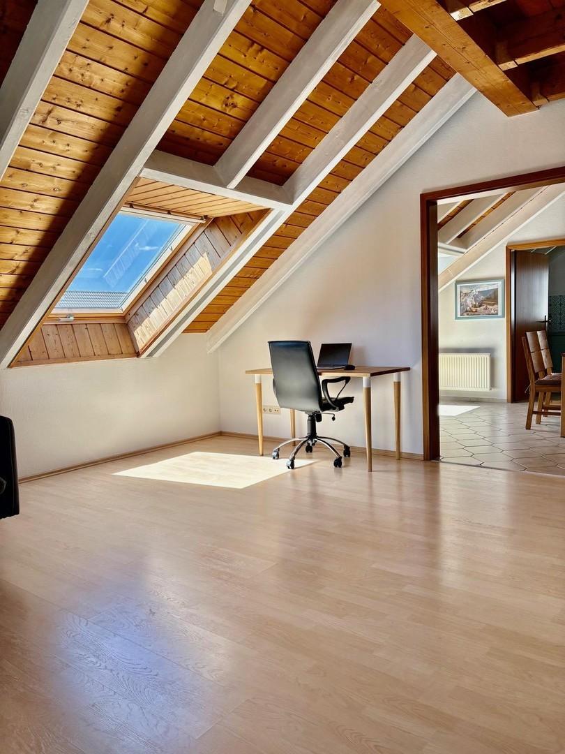 Bürobereich im Wohnzimmer