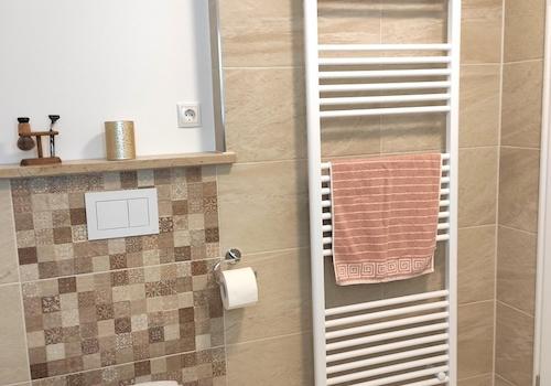 Toilette und Handtuchheizung