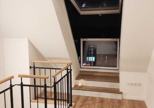 Schlafebene mit Fensterbalkon