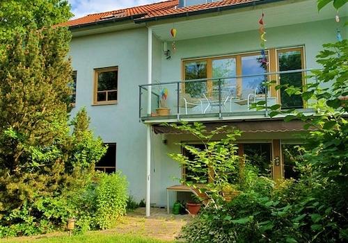 Haus umgeben von Grün