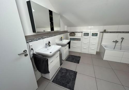 sehr großes Badezimmer