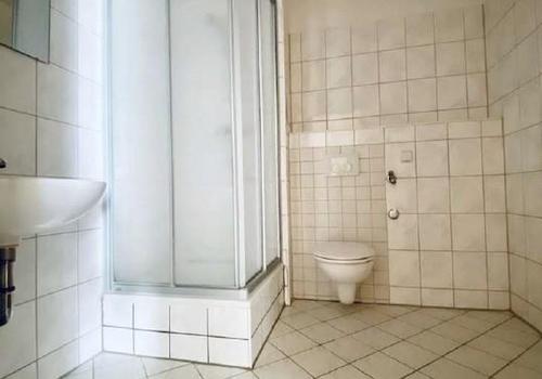 Badezimmer mit Dusche