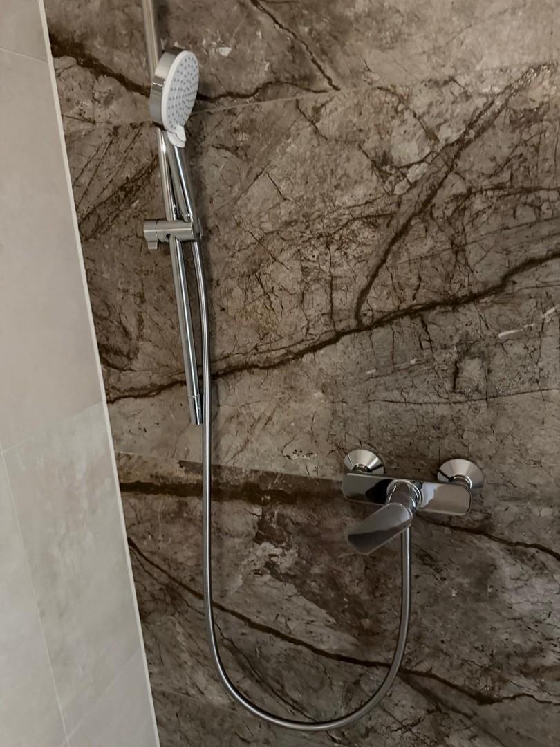 Dusche mit Designerfliesen