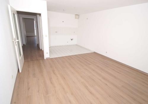 Wohnzimmer mit offener Küche