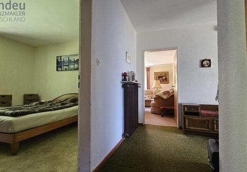 Flur mit Blick in Wohn- und Sschlafzimmer