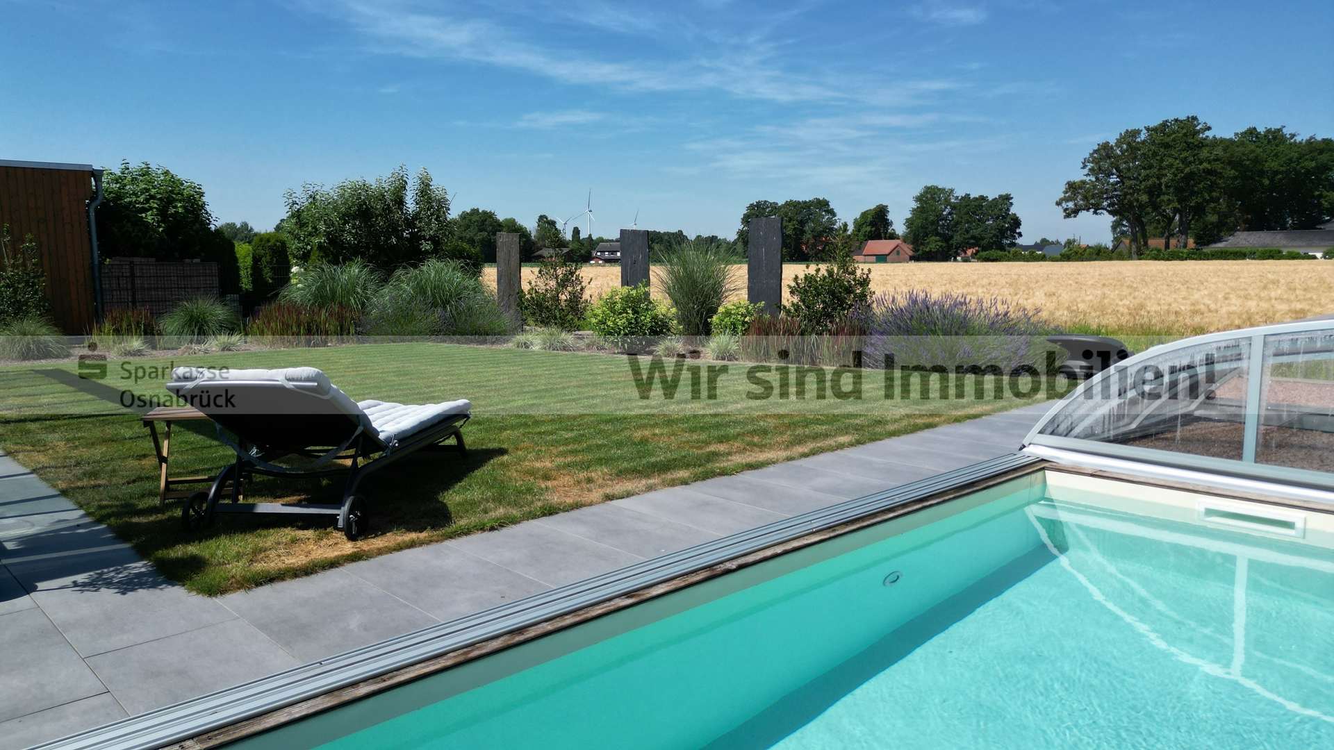Impression Pool und Garten