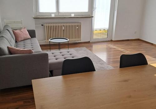 Wohnzimmer mit Balkon