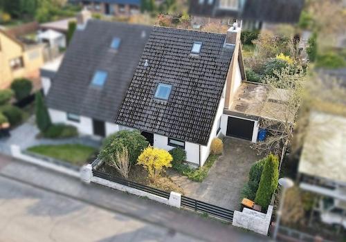 Vogelperspektive auf Haus, Vorgarten, Garage & Carport