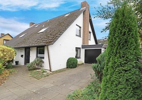 seitliche Hausansicht mit Garage