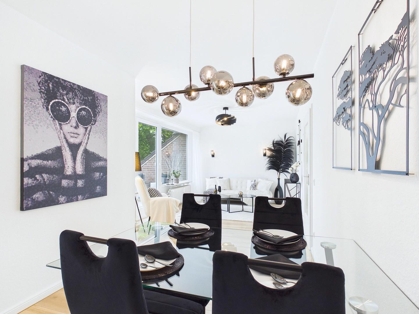 Wohn-/Esszimmer mit Balkon