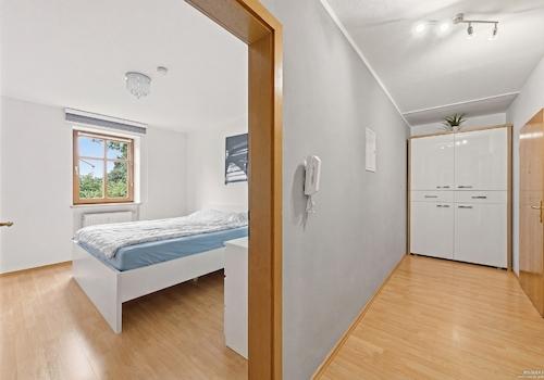Blick in das Schlafzimmer.  (Bild KI gestützt bearbeitet)