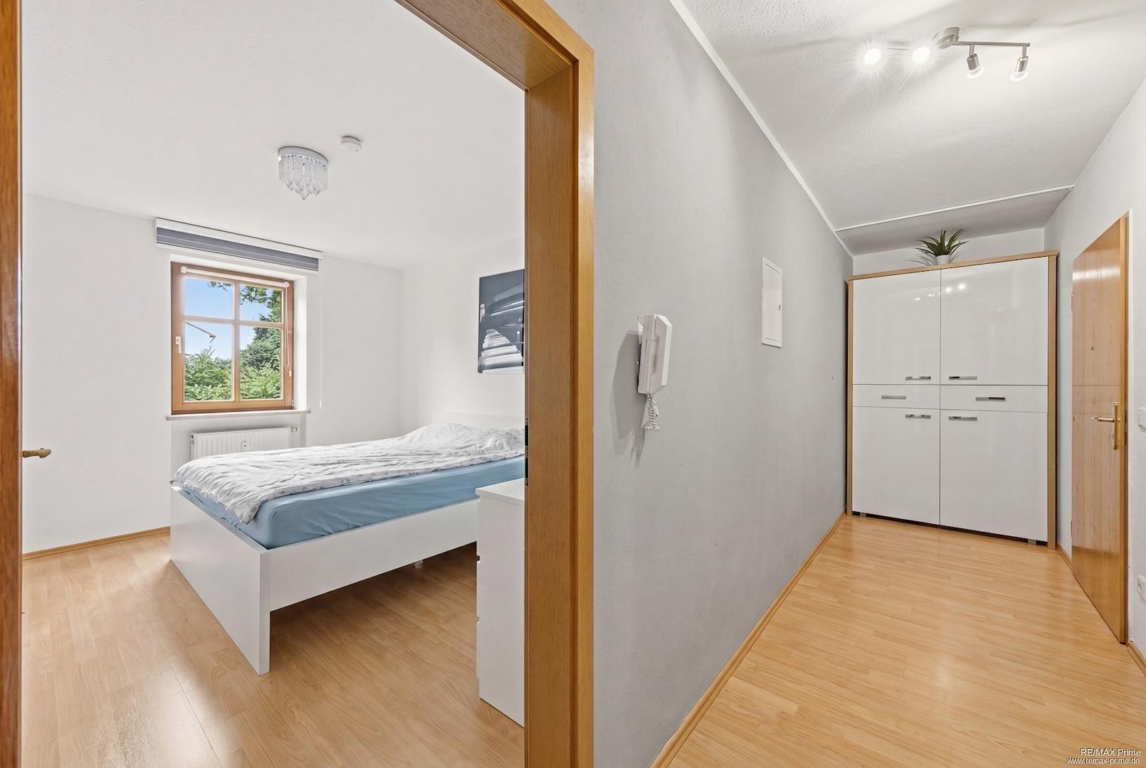 Blick in das Schlafzimmer.  (Bild KI gestützt bearbeitet)