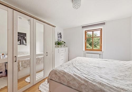 Das Schlafzimmer mit Blick nach Westen.  (Bild KI gestützt bearbeitet)