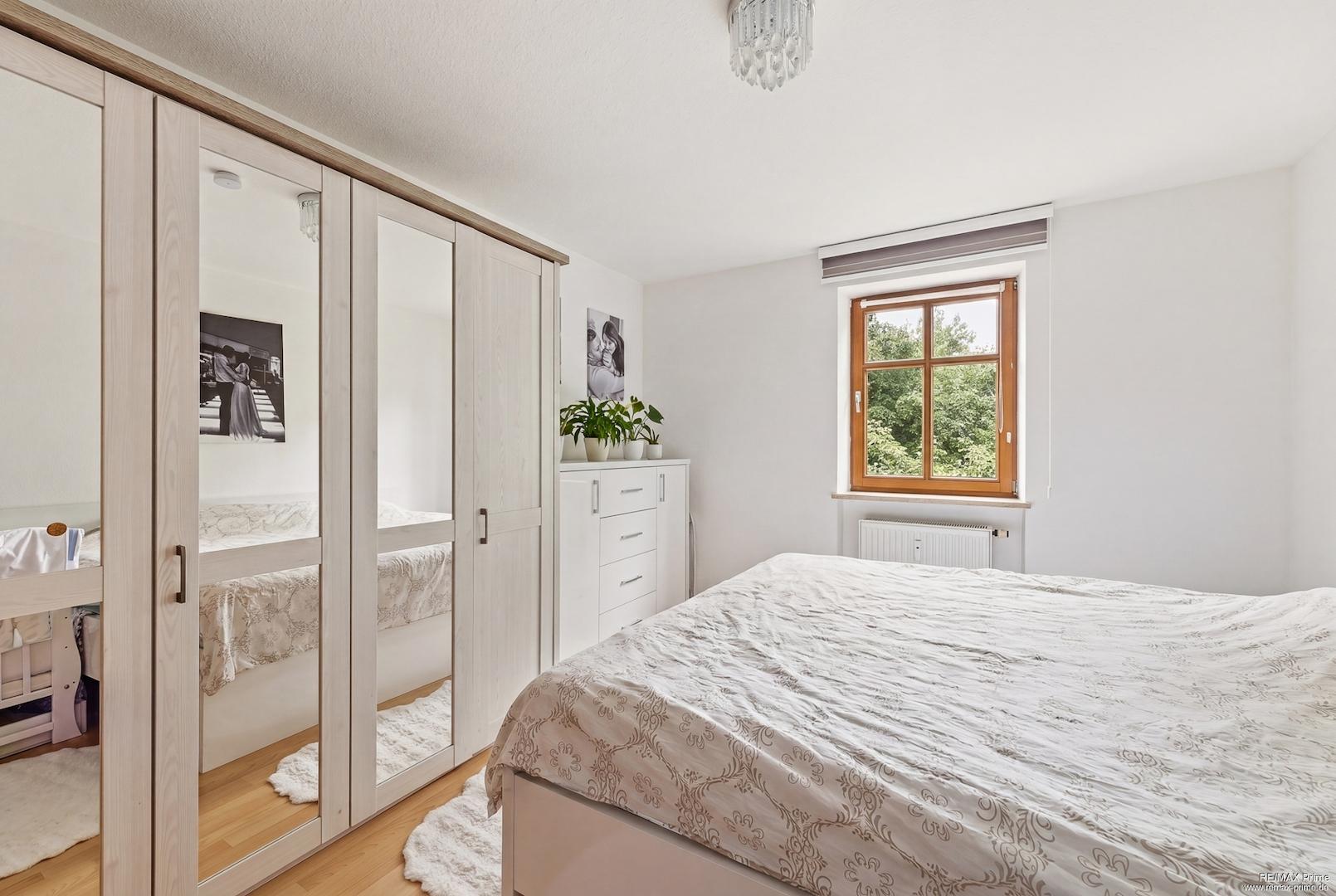 Das Schlafzimmer mit Blick nach Westen.  (Bild KI gestützt bearbeitet)