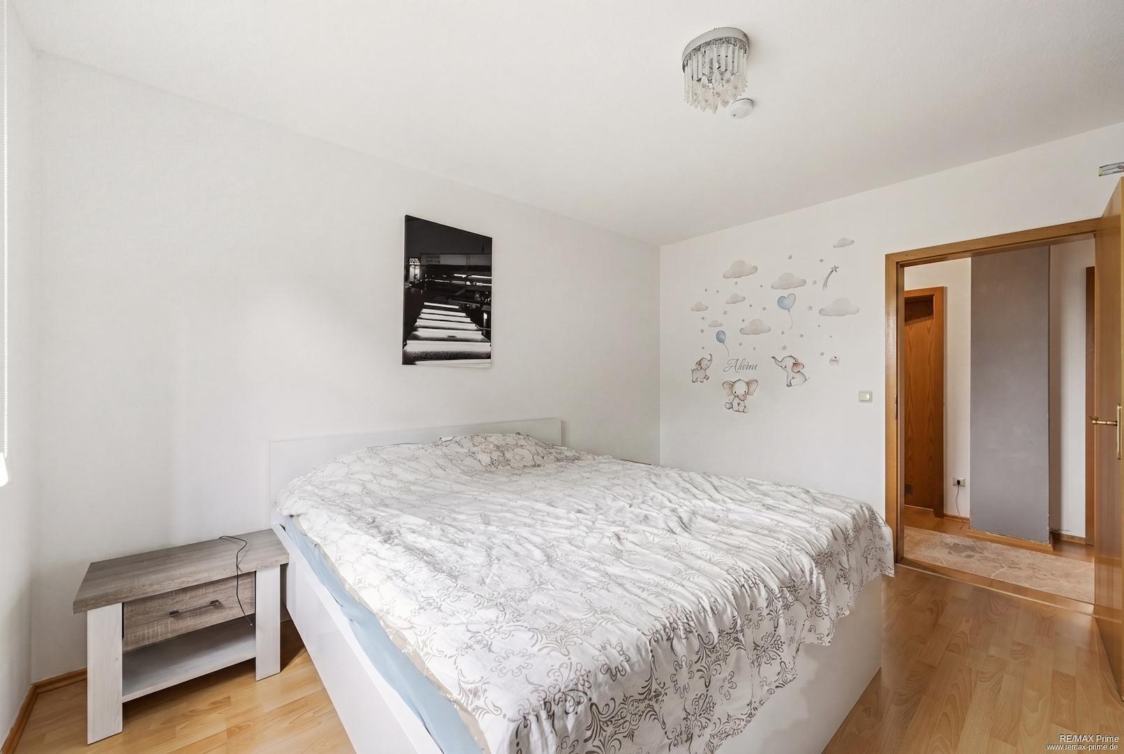 Geräumig für ein Doppelbett und Schrank.  (Bild KI gestützt bearbeitet)