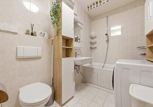 Badezimmer mit Waschmaschinen-Anschluss.  (Bild KI gestützt bearbeitet)