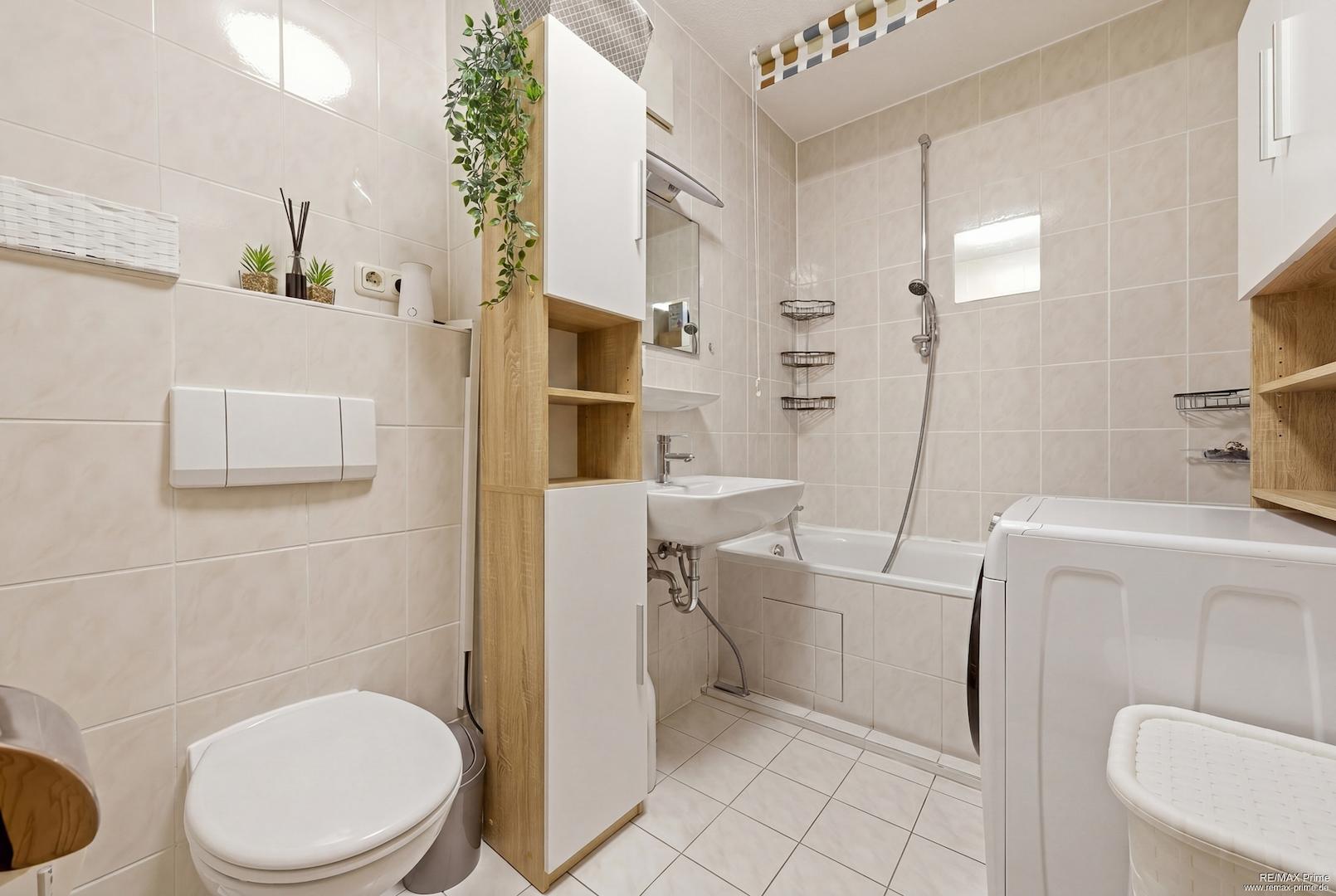 Badezimmer mit Waschmaschinen-Anschluss.  (Bild KI gestützt bearbeitet)