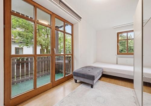 Kinder- Arbeits- oder Gästezimmer mit Zugang zu Balkon.  (Bild KI gestützt bearbeitet)