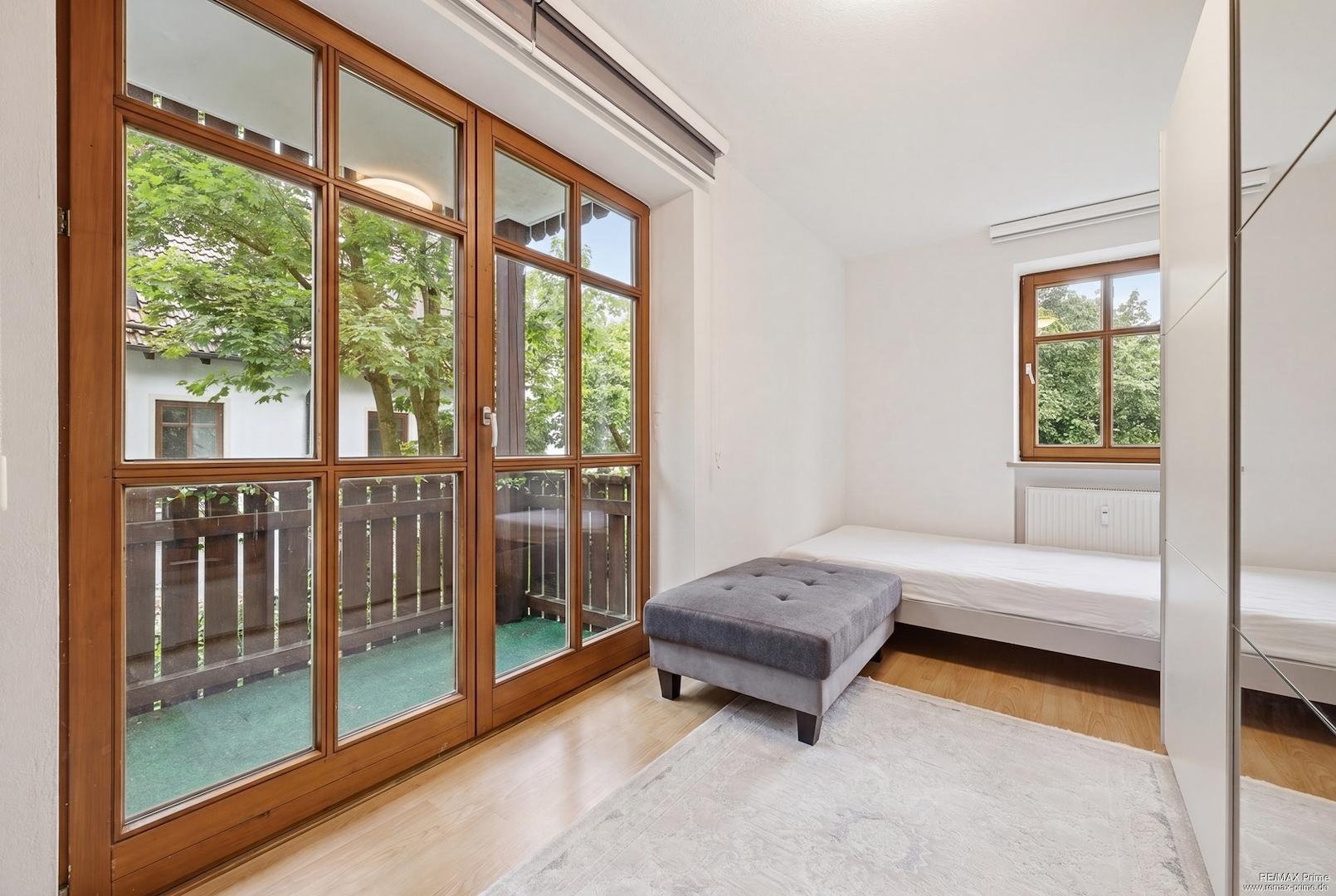 Kinder- Arbeits- oder Gästezimmer mit Zugang zu Balkon.  (Bild KI gestützt bearbeitet)