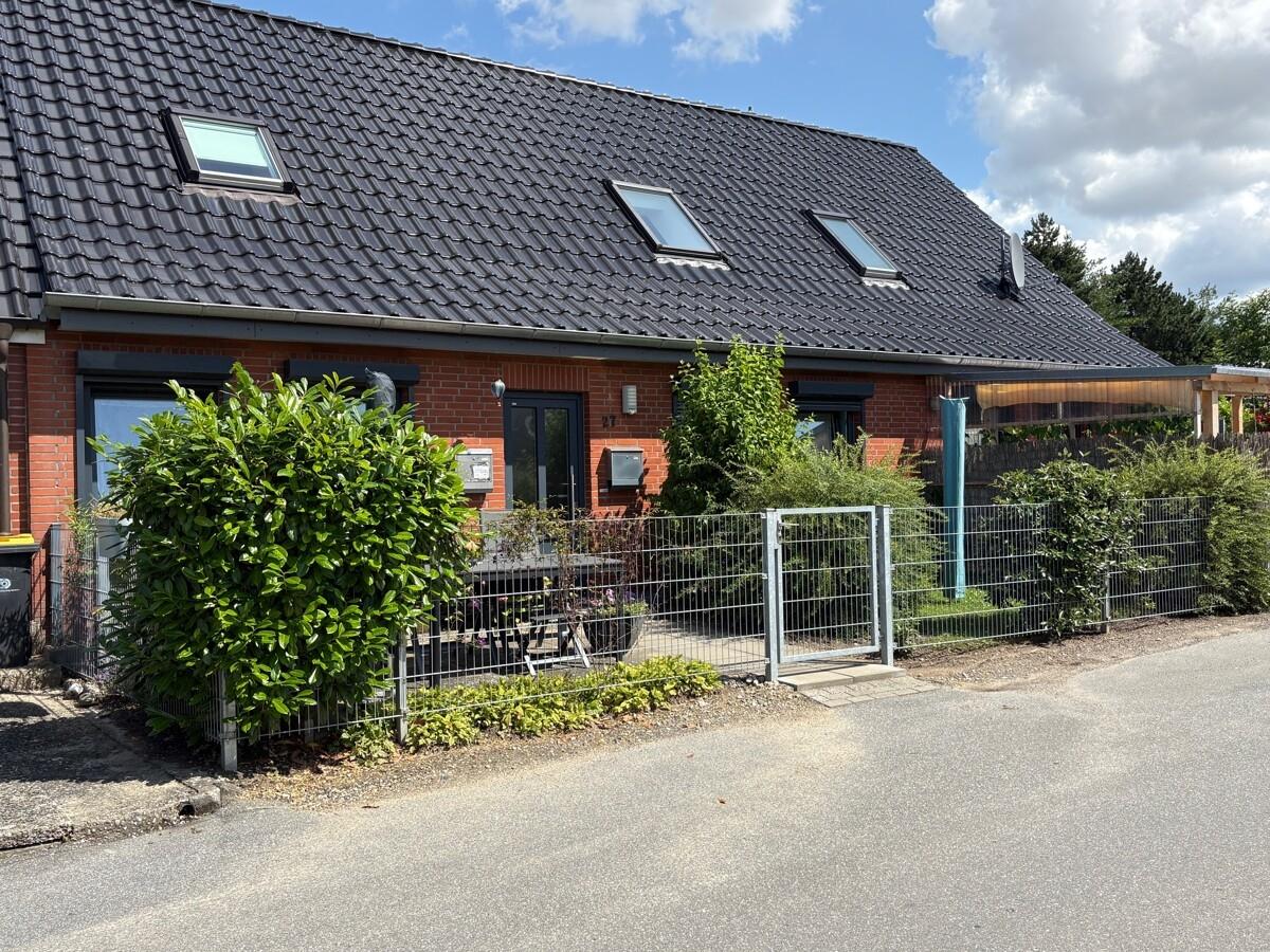 Objektansicht mit Hauseingang zum Dachgeschoss