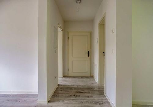 Flur mit Wohnungseingangstür