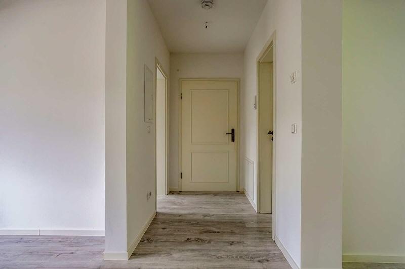 Flur mit Wohnungseingangstür