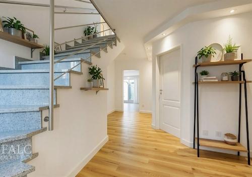 Flur mit Treppe