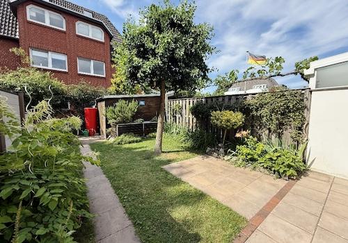 und tollem Blick in den Garten