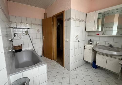 8 - Bad unten