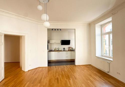 Wohnzimmer mit offener Küche