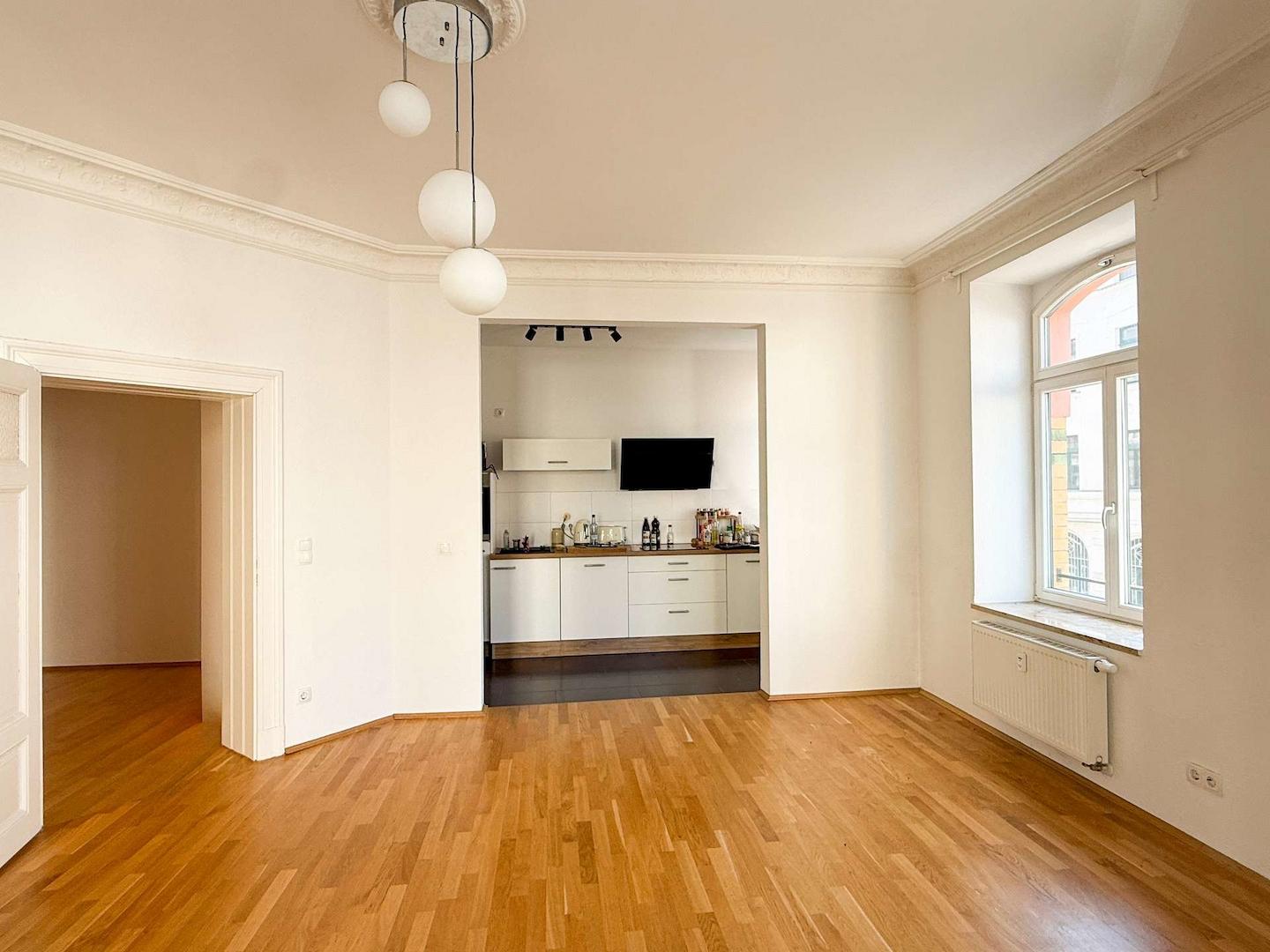 Wohnzimmer mit offener Küche