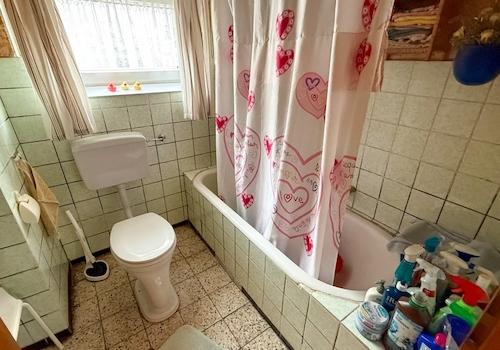 Bad mit Duschwanne